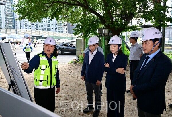 서울시의회 의장이 5일 서부간선도로 오목교 교차로 공사 현장을 찾아 출근길 교통 상황을 점검한 뒤 건설사업관리단장으로부터 사업 추진 현황을 보고 받고 있다./사진=서울시의회