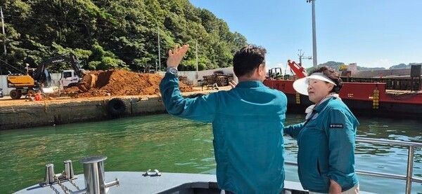 통영시의회 배도수 의장(사진, 오른쪽)이 시 관계자로부터 현장 설명을 듣고 있는 모습 / 사진-통영시 제공