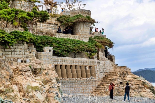 구불구불 곡선미가 매력있는 매미성./사진-한국관광공사
