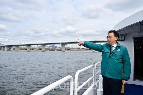 오는 18일 한강버스 정식 운항을 앞두고 시승 점검하는&nbsp;김재진 서울시의원.