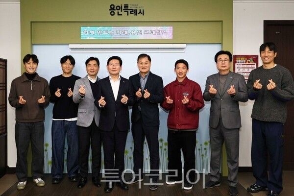 이상일 구단주(가운데)와 용인FC 선수/투어코리아뉴스 정명달 기자