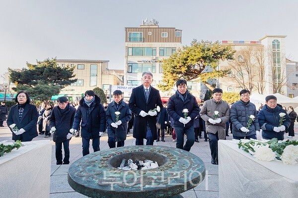윤환 계양구청장이 2026년 병오년 새해 첫날인 1일 오전, 장기동 소재 황어장터 3·1만세운동 기념탑을 찾아 헌화를 하고 있다 .