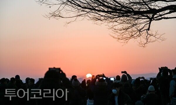 [투어코리아=류석만 기자] ▲충남 부여군 임천면 성흥산 가림성 해맞이 행사에서 1일 오전 부여군민들이 병오년 첫 일출을 감상하고 있다. 이날 군민들은 ‘붉은 말’의 해를 맞아 가족의 건강과 평온한 일상을 소원했다. /사진-부여군