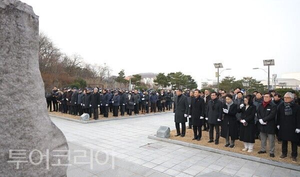 ▲공주보훈공원에서 열린 호국영령에 대한 참배 모습. /사진-공주시