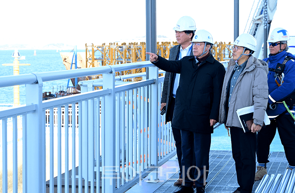 유정복 인천광역시장이 개통을 엿새 앞둔 지난 12월 30일 제3연륙교 건설현장을 찾아 친수공간 시설을 점검하고 있다.