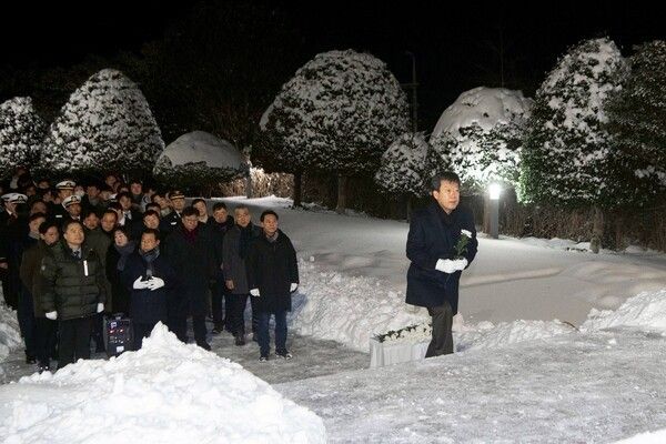남한권 울릉군수 새해 첫날 현충탑 참배 모습(사진제공=남한권페이스북)