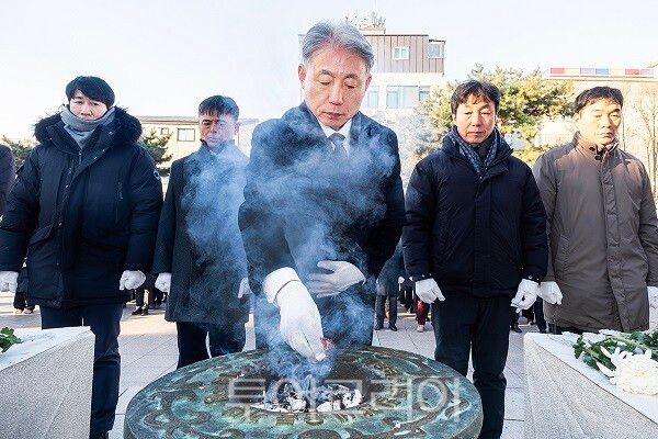 윤환 계양구청장이 2026년 병오년 새해 첫날인 1일 오전, 장기동 소재 황어장터 3·1만세운동 기념탑을 찾아 분향을 올리고 있다.