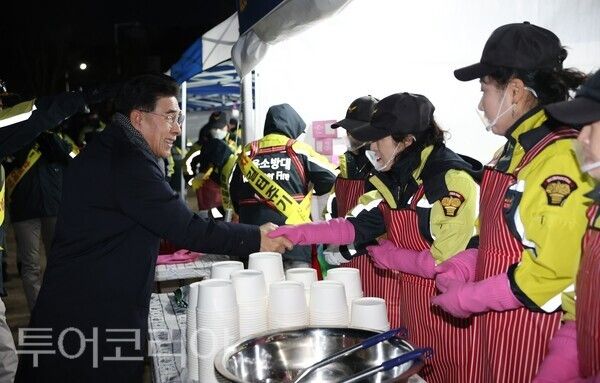 ▲이응우(왼쪽) 계룡시장이 1일 새터산 공원에서 열린 시민과 함께하는 ‘2026년 해맞이 행사’에 참석해 이른 새벽부터 떡국 봉사에 나선 계룡시 의용소방대원들을 격려하고 있다. /사진-계룡시