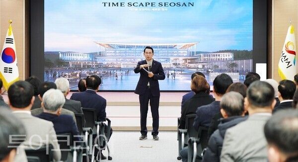 ▲이완섭(가운데) 서산시장의 주재로 지난 9일 시청 대회의실에서 열린 시청사 건립사업 기본 및 실시설계 용역 착수보고회 모습. /사진-서산시