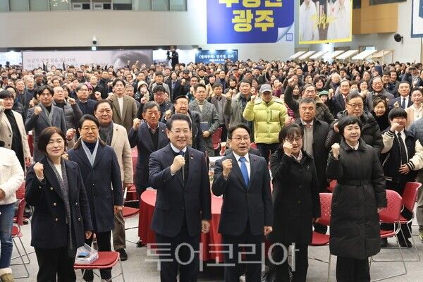 강기정 광주광역시장이 11일 김대중컨벤션센터에서 열린 출판기념회에서 참석자들과 화이팅을 외치고 있다. /사진-박정규 기자