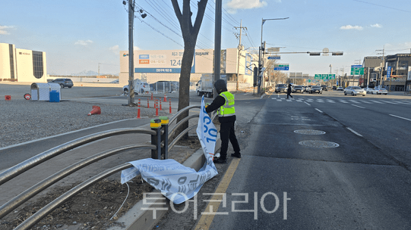 김포시가 지난 주말 강풍특보 발효에 따라 시민 안전을 위협하는 간판과 현수막에 대해 긴급 점검 및 정비를 하고 있다.