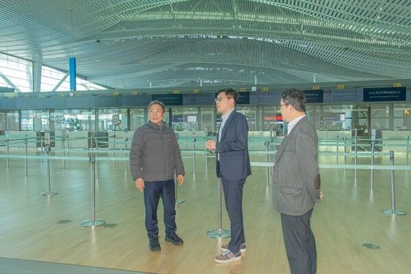 이학재 사장이 아시아나항공 이전 제2터미널을 확인하고 있다/투어코리아뉴스 김경남 기자