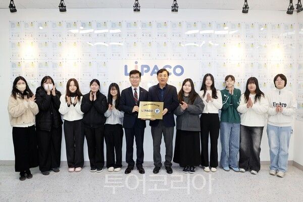 충북도교육청은 13일 '2025학년도 직업계고 산학협력 우수기업' 표창과 함께 우수기업 현판을 전달했다. /사진-충북도교육청