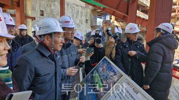 유정복 시장이 13일 서울7호선 청라연장선 건설공사 현장을 방문해 안전관리 실태를 점검하고 있다. 2026.01.13. / 투어코리아 이창호 기자