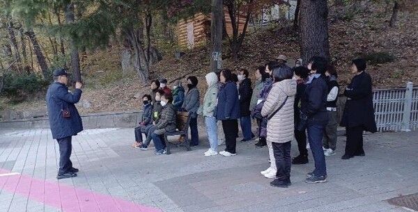 문화관광 해설을 듣고 있는 관광객들/사진 =동해시