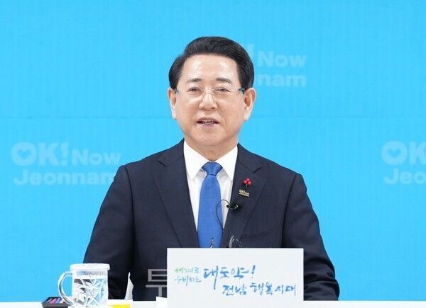 김영록 전라남도지사가 13일 도청 브리핑룸에서 광주·전남 행정통합 관련 기자간담회를 열고 발표를 하고 있다. /사진-박정규 기자