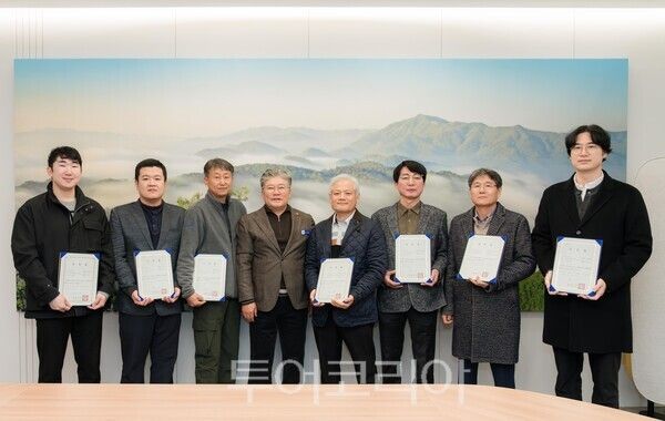 영광군은 13일 가축전염병 예방 및 지역 축산 방역 강화를 위해 공수의 9명에게 위촉장을 수여했다. /사진-영광군