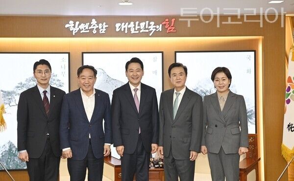 ▲김태흠(오른쪽 두 번째) 충남도지사가 지난 14일 도청 접견실에서 장동혁 국민의힘 대표 등을 만나 기념촬영을 하고 있다. /사진-충남도