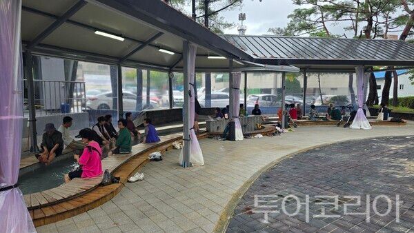 ▲엄사족욕장 운영 모습. /사진-계룡시