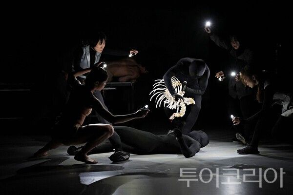 ▲김경신 국립공주대 무용학과 교수의 ‘지구 탐구 시리즈’의 첫 번째 작품 ‘JASON Project’ 공연 모습. /사진-국립공주대학