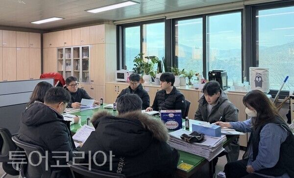 ▲청양군 산림자원과 사무실에서 군 산림자원과 직원들과 유관기관 관계자들이 함께 '소나무재선충병 방제 긴급 대책회의'를 하며 재선충병 확산에 대한 협의를 하고 있다. /사진-청양군