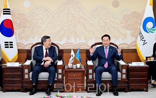 유정복 인천광역시장이 14일 시청 접견실에서 카자흐스탄 알라타우 신도시 개발사업을 추진중인 카스피안 그룹 최유리 회장을 접견하고 협력방안을 논의하고 있다.