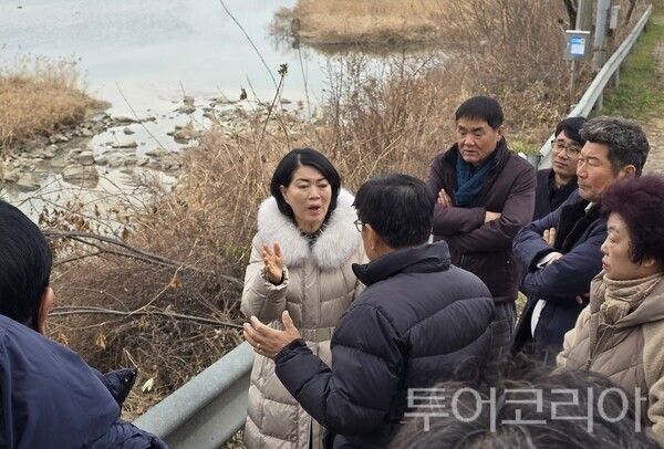 ▲이현숙 충남도의원이 지난해 12월 23일, 김영명 충남도 환경산림국장 등과 함께 천안시 풍서천·곡교천 합수부를 직접 찾아 현장점검을 하고 있다. /사진-충남도의회