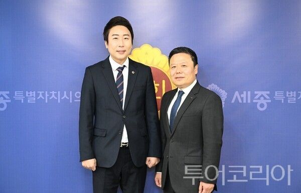 ▲왼쪽부터 임채성 세종시의회 의장, 이은우 국민연금공단 대전세종지역 본부장. /사진-세종시의회