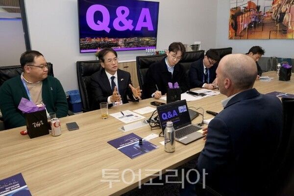 국제행사 유치 위한 협력방안 논의하는 이동환 시장과 대표단/투어코리아뉴스 김경남 기자