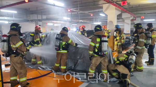 ▲세종시 119 소방대원들이 전기차 화재를 질식소화포로 활용 진압하고 있다. /사진-세종시
