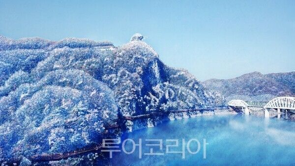 단양강 잔도 설경. /사진-단양군