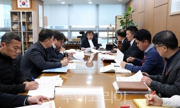 ▲전형식(가운데) 충남도 정무부지사가 ‘행정통합 특별법 특례 원안 반영 테스크 포스(TF)’ 첫 회의를 주재하고 있다. /사진-충남도