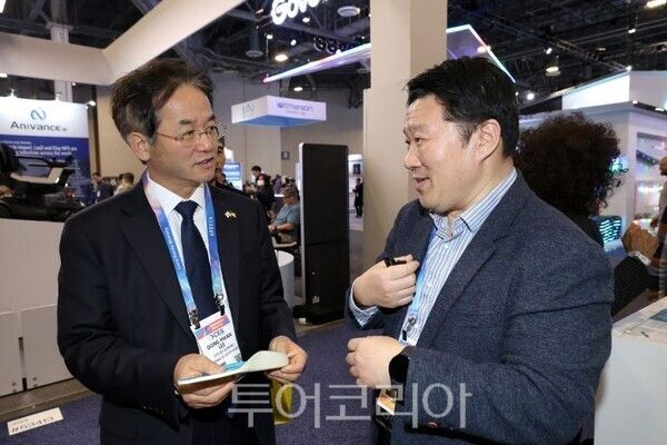 미국 CES에 참가한 고양시 관내 기업 스카트메디컬 디바이스 부스 방문한 이동환 시장과 고양시대표단/투어코리아뉴스 김경남 기자