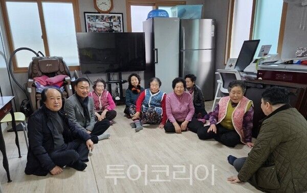 ▲박원규(왼쪽 두 번째) 공주시 유구읍장이 2026년 새해를 맞아 지역 어르신들의 쉼터인 경로당을 찾아 어르신들과 새해 덕담을 나누고 있다. /사진-공주시유구읍