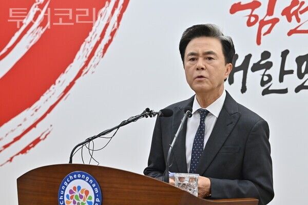 ▲김태흠 충남지사가 지난 16일 오전 김민석 국무총리의 행정통합 인센티브 브리핑 직후 도청 프레스센터에서 긴급 기자회견을 열고 있다. /사진-충남도