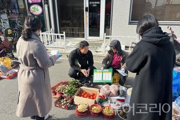 ▲원산지표시제 합동 단속 모습. /사진-예산군