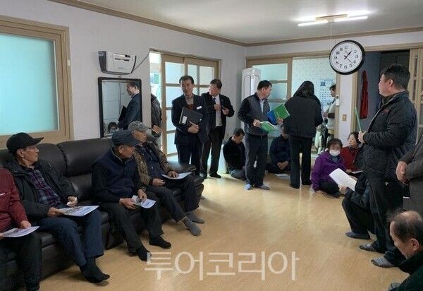 ▲서은원 공주시 계룡면장과 직원들이 관내 경로당 42곳을 방문해 어르신들에게 새해 인사를 전하고 있다. /사진-공주시계룡면