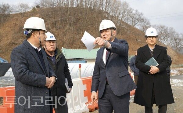 ▲19일 최원철 공주시장이 신풍면 주요 사업 현장을 찾아 점검하고 있다. /사진-공주시