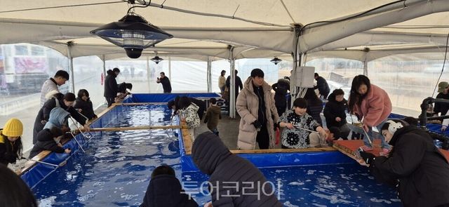 눈썰매장의 또다른 재미 빙어 잡기 체험/사진=제천시