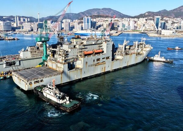 지난 12일 정비를 받기 위해 HJ중공업 영도조선소에 입항한 미 해군 군수지원함 아멜리아 에어하트호/사진제공=HJ중공업.