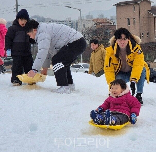 아빠와 함게 눈썰매 즐기는 어린이/사진=제천시