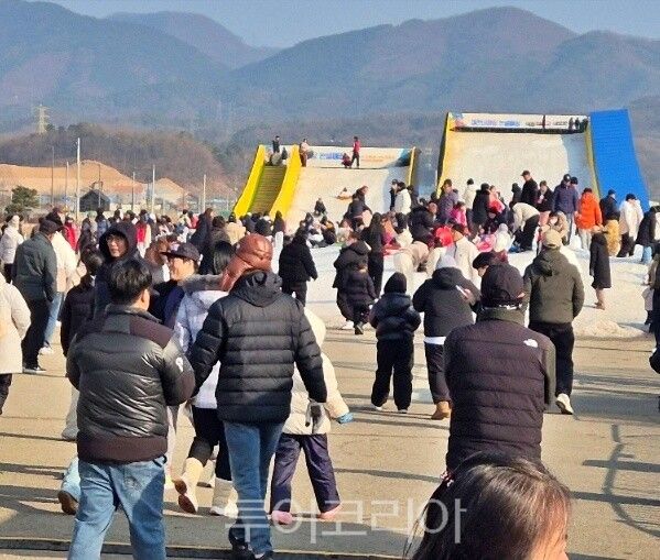눈썰매장을 찾은&nbsp; 가족 관광객들/사진=제천시