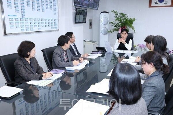 이재복 일산동구청장이 부서장들의 업무보고를 청취하고 있다/투어코리아뉴스 김경남 기자