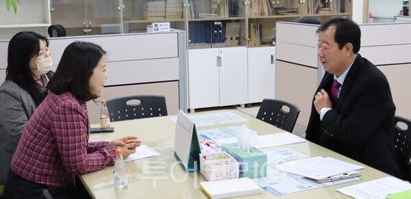 경기도의회 &nbsp;임상오 안전행정위원회 위원장이 지난 16일 동두천 지역상담소에서 동두천시 자원봉사 실무 담당자들과 &nbsp;지역 자원봉사 정책 방향과 운영 현안 등에 대해 의견을 나누고 있다./사진=경기도의회