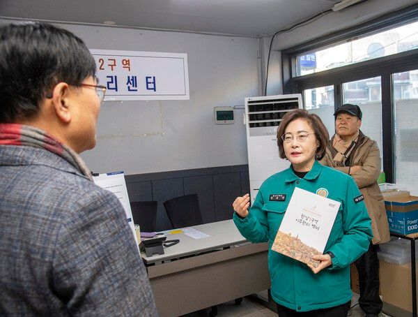 박희영 용산구청장 한남2구역 이주관리센터 방문 모습(사진제공=용산구청)