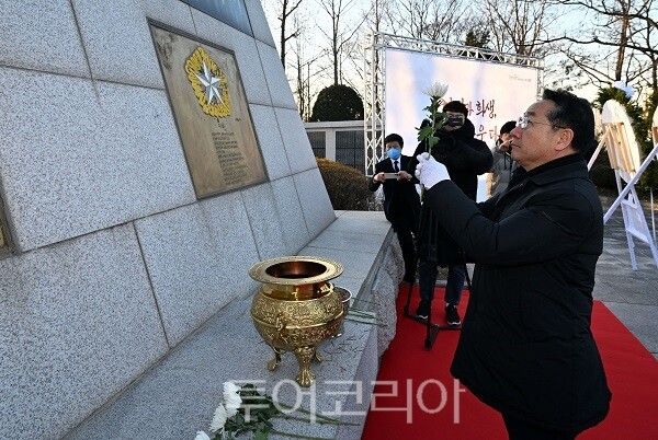 유정복 인천광역시장이 2일 2026년 병오년 새해를 맞아 미추홀구 수봉공원 6·25 참전 인천지구 전적비 현충탑에서 헌화를 하고 있다.