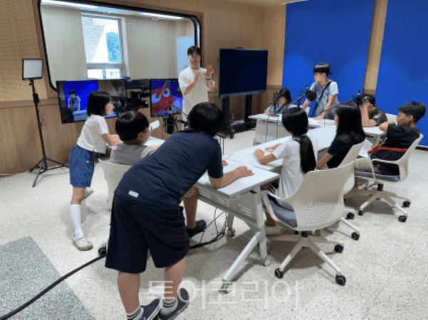 방송 체험하는 어린이들/투어코리아뉴스 김경남 기자