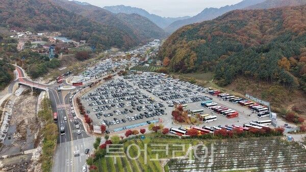 단풍철 광광객 차량이 꽉 들어찬 문경새재도립공원 주차장 /사진=문경시