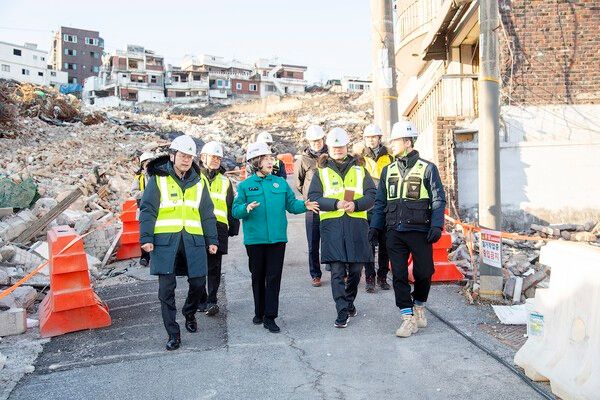 박희영 용산구청장 한남3구역 재개발 현장 방문 모습(사진제공=용산구청)