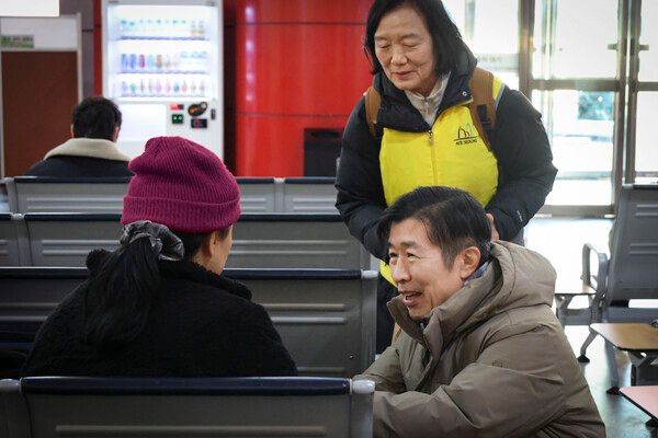 전성수 서초구청장 고속터미널 대합실 찾아 노숙인 거리상담원과 함께 노숙인들과 소통 인사 모습(사진제공=서초구청)